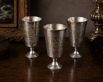Set med 3 vintage graverade bägare, antika metallkoppar i mellanöstern, ottomansk stil, rustik medeltida dricksglasdekor