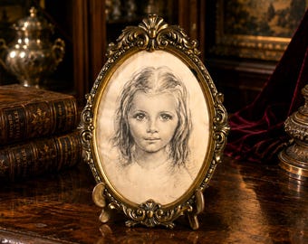 Retrato de seda vintage en carboncillo, marco dorado victoriano ornamentado, arte mural gótico Dark Academia, dibujo romántico antiguo para decoración