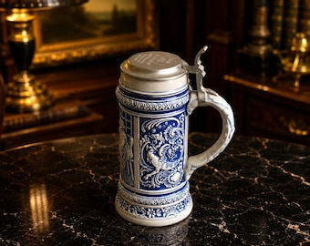 Vintage Duitse blauwe bierpul met tinnen deksel – keramische bierpul voor verzamelobjecten – decor Beierse taverne – blauwwit reliëf Oktoberfest-pul