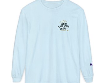 Camiseta de manga larga con el personaje principal y estampado minimalista de corona en el pecho.