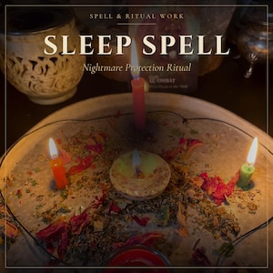 Op de afbeelding: Een rituele opstelling op een ronde schaal met gedroogde kruiden en bloemblaadjes, verlicht door vier brandende kaarsen in rood, oranje en groen. De tekst luidt: SPELL & RITUAL WORK, SLEEP SPELL, Nightmare Protection Ritual en Wombat.