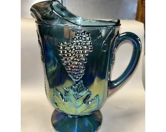 Jarra de cristal Indiana Carnival Glass con diseño de vid de uva azul cosecha, iridiscente y con base, estilo vintage.