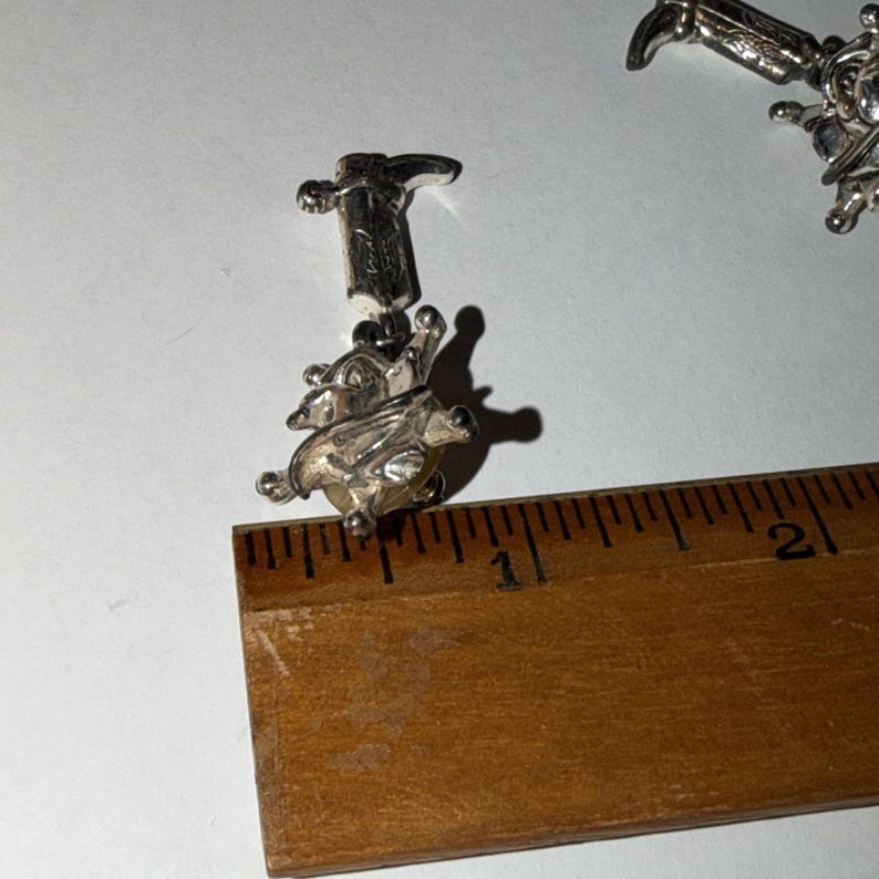 Pendientes perforados estilo bota de vaquero de Mickey Mouse Sheriff de Disney Napier, estilo vintage de los 90. imagen 6