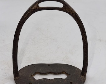 Estribo antiguo de metal forjado a mano de principios del siglo XX procedente de una herencia.