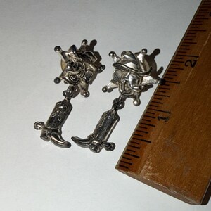 Pendientes perforados estilo bota de vaquero de Mickey Mouse Sheriff de Disney Napier, estilo vintage de los 90. imagen 5