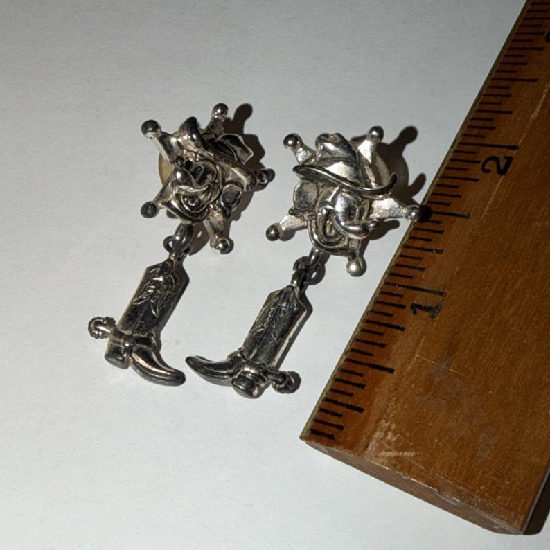 Pendientes perforados estilo bota de vaquero de Mickey Mouse Sheriff de Disney Napier, estilo vintage de los 90. imagen 5