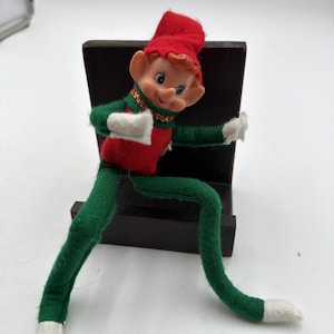 Vintage kerstkniebroekje van vilt in de vorm van een elfje, rood en groen, uit Japan.