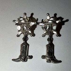 Pendientes perforados estilo bota de vaquero de Mickey Mouse Sheriff de Disney Napier, estilo vintage de los 90. imagen 7