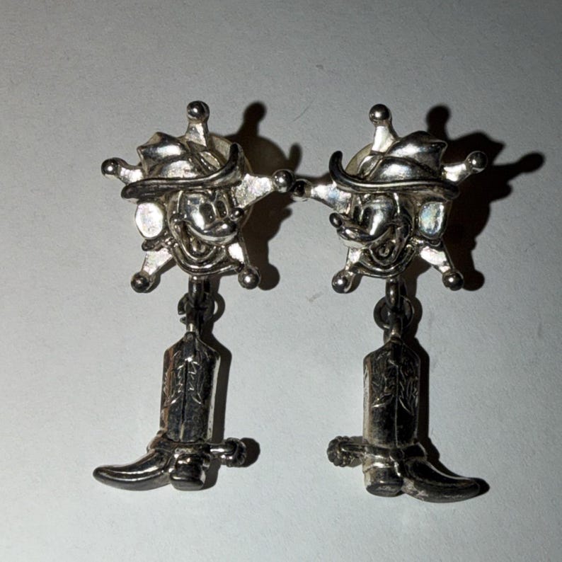 Pendientes perforados estilo bota de vaquero de Mickey Mouse Sheriff de Disney Napier, estilo vintage de los 90. imagen 7
