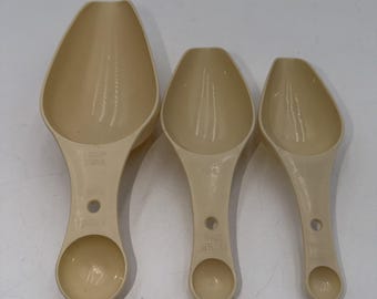Juego vintage de 3 tazas medidoras EKCO USA de los años 80 con cucharas medidoras, color almendra.