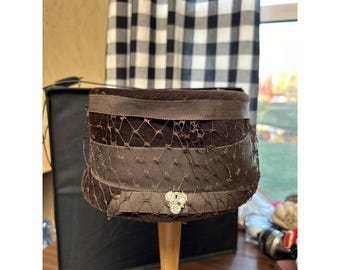 Chapéu feminino vintage marrom de veludo genuíno estilo pillbox com broche de strass Greenlawn