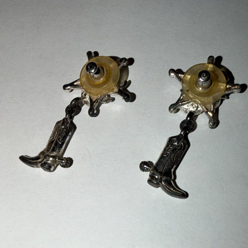 Pendientes perforados estilo bota de vaquero de Mickey Mouse Sheriff de Disney Napier, estilo vintage de los 90. imagen 3