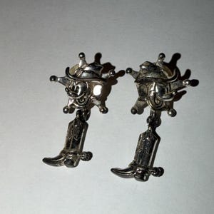 Pendientes perforados estilo bota de vaquero de Mickey Mouse Sheriff de Disney Napier, estilo vintage de los 90. imagen 1