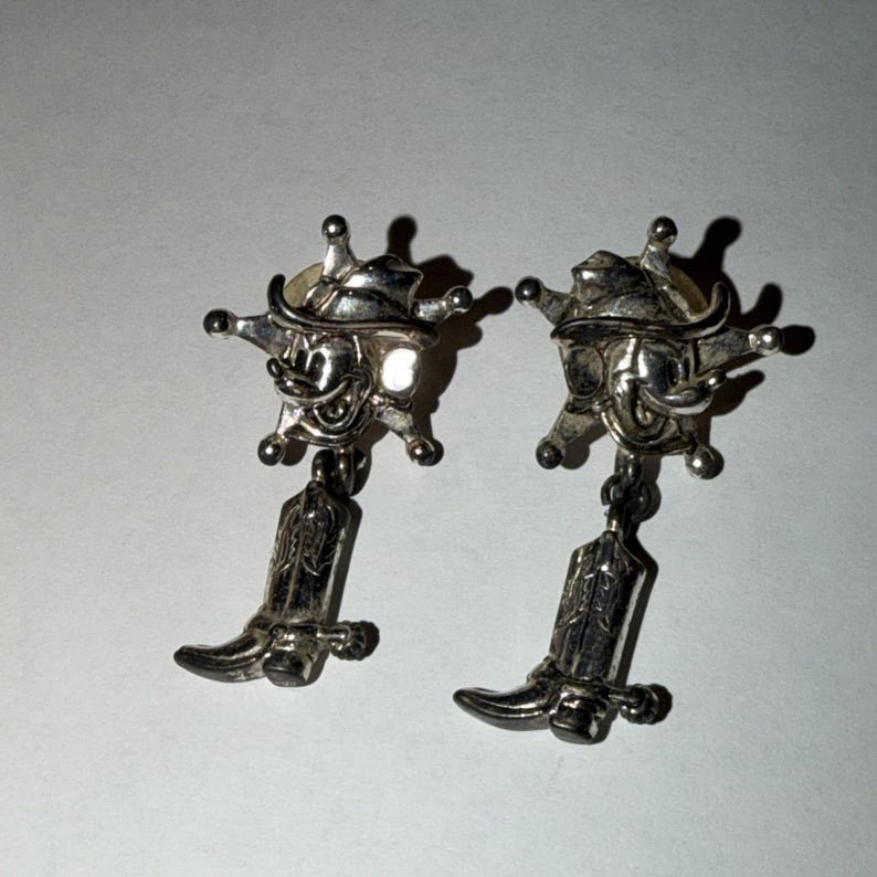 Pendientes perforados estilo bota de vaquero de Mickey Mouse Sheriff de Disney Napier, estilo vintage de los 90. imagen 1
