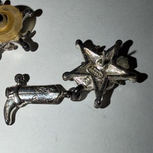Pendientes perforados estilo bota de vaquero de Mickey Mouse Sheriff de Disney Napier, estilo vintage de los 90. imagen 4