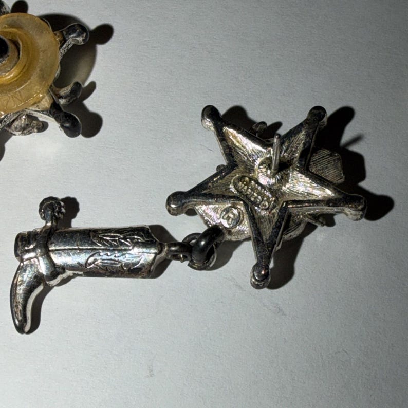Pendientes perforados estilo bota de vaquero de Mickey Mouse Sheriff de Disney Napier, estilo vintage de los 90. imagen 4