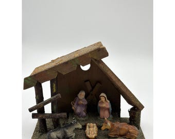 Belén navideño antiguo con Jesús, María, José y animales, fijado a la base (Italia)