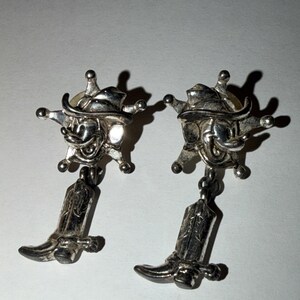 Pendientes perforados estilo bota de vaquero de Mickey Mouse Sheriff de Disney Napier, estilo vintage de los 90. imagen 2