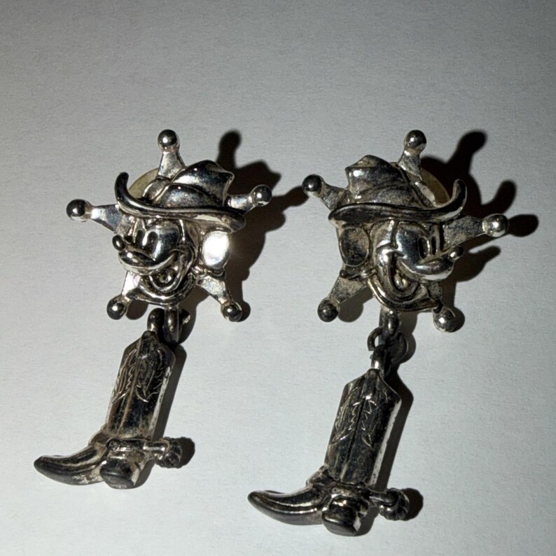 Pendientes perforados estilo bota de vaquero de Mickey Mouse Sheriff de Disney Napier, estilo vintage de los 90. imagen 2