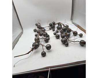Guirnalda navideña rústica de ramas grises con cascabeles de Sullivan, 1,5 m de largo.