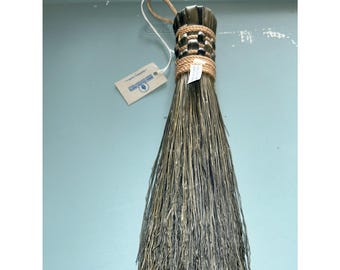 Vassoura artesanal Appalachian Whisk feita por estudante do Berea College, Kentucky.