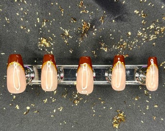 Mocca French Tip Nägel Aufdruck