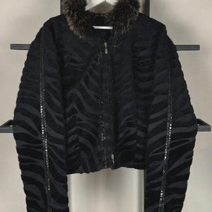 Chaqueta de piel negra vintage con lentejuelas bordadas, estampado de cebra y tigre, cuello de pelo largo, estilo mob wife, estética gótica y caprichosa.