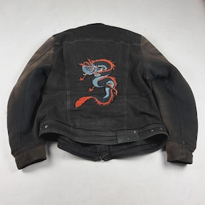 Blouson en denim anthracite délavé vintage, pièce dorsale graphique, matériel de patch, archive d'alignement de cadre, bomber streetwear japonais 0 s