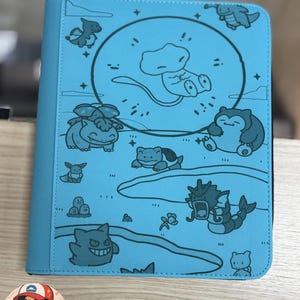 Carpeta personalizada con la firma de Bubble Mew – Carpeta para cartas Pokémon grabada a medida – Regalo para coleccionistas – Fundas/fundas rígidas de cualquier color