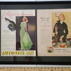 Könnte beinhalten: Gerahmte Vintage-Werbung. Eine zeigt eine Frau in einem grünen Kleid, die andere eine Frau mit einem Glas Pepsi. Die Auto-Lite-Anzeige lautet "Perfect performance". Die Pepsi-Anzeige lautet "erfrischt ohne zu füllen".