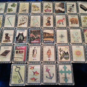 Os cartões de adivinhação "WOODCUT LENORMAND" de AlyZen Moonshadow