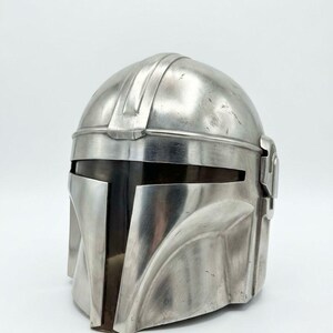 Casque de chasseur de primes de science-fiction | Heaume de mercenaire en acier fabriqué à la main | Armure de guerrier cyberpunk pour GN cosplay | Casque portable Galactic Knight Silver