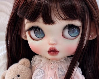 Bambola Blythe personalizzata: trucco dolce, corpo con 19 articolazioni, parrucca, vestito, occhi intercambiabili.