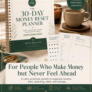 Könnte beinhalten: Ein spiralgebundener 30-Day Money Reset Planner mit cremefarbenem Einband, dunkelgrünen Akzenten und goldener Drahtbindung. Der Einband zeigt den Text The 30-Day Money Reset Planner, Money Reset Lab und Fillable Printable Undated.