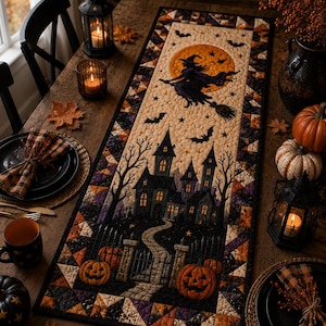 Puede incluir: Un camino de mesa acolchado rectangular con una escena de Halloween que muestra a una bruja volando en una escoba frente a una gran luna naranja, una casa embrujada oscura, un camino de piedra y calabazas talladas, bordeado por un patrón geométrico.