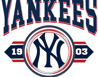 Op de afbeelding: Een grafisch ontwerp met de tekst NEW YORK YANKEES in marineblauw met rode omlijningen. Daaronder staat een cirkelvormig embleem met het in elkaar grijpende NY-logo, geflankeerd door de cijfers 19 en 03 op marineblauwe pijlen. Onderaan staat NEW YORK, NEW YORK.