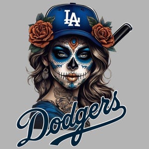 Puede incluir: Una ilustración gráfica de una persona con maquillaje de calavera, una gorra de béisbol azul con el logo LA y rosas naranjas. Un bate de béisbol negro es visible detrás de la cabeza y la palabra Dodgers aparece escrita en letra cursiva azul.