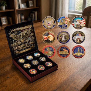 Può includere: Una scatola di presentazione nera contenente nove monete commemorative per il 250° anniversario dell'America. Il coperchio presenta un'aquila dorata e il testo America 250 250th Anniversary. Ogni moneta mostra immagini patriottiche come bandiere, aquile e monumenti.