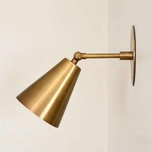 Messing wandkandelaar uit het midden van de eeuw | Modern minimalistisch plug-in lichtpunt