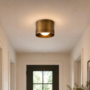 Faretto da soffitto in ottone realizzato a mano: apparecchio a incasso in stile moderno di metà secolo.