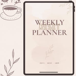 Könnte beinhalten: Ein digitaler Planer mit dem Text "WEEKLY RESET PLANNER" in einer Serifenschrift. Der Planer hat einen hellbeigen Hintergrund mit Aquarelleffekt. Dekorative Strichzeichnungen von Blättern und einer Kaffeetasse befinden sich im Hintergrund. Die Worte "FOCUS - RESET - GROW" stehen unten.