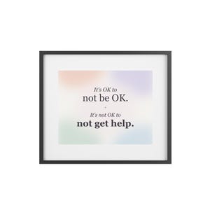 Könnte beinhalten: Ein gerahmter Druck mit schwarzem Rahmen. Das Kunstwerk zeigt den Text "It's OK to not be OK. It's not OK to not get help." Der Hintergrund hat einen weichen Pastellverlauf aus Rosa, Orange, Blau und Grün.