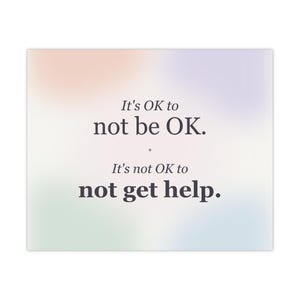 Könnte beinhalten: Rechteckiger Druck mit weichem, pastellfarbenem Farbverlauf im Hintergrund. Der Text lautet: "It's OK to not be OK. It's not OK to not get help." in einer dunklen, serifenlosen Schriftart. Das Gesamtthema ist das Bewusstsein für psychische Gesundheit.
