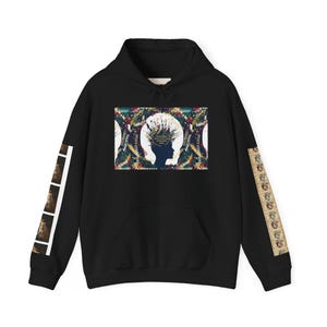 Könnte beinhalten: Schwarzer Kapuzenpullover mit einem Front-Grafik-Design, das eine Kopfsilhouette und ein Blumenmuster zeigt. Zusätzliche Grafiken befinden sich auf den Ärmeln. Er hat eine Vordertasche und eine Kapuze mit Kordelzug.