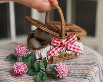 1:6 scale Handmade Miniature Straw Rattan Picnic Basket hamper with lid can open , dollhouse kitchen or bathroom Decor , Photography props
