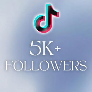 Puede incluir: Fondo azul degradado con el logotipo de TikTok en la parte superior. El logotipo negro tiene contornos rojos y turquesas. Debajo, el texto blanco dice "5K+ FOLLOWERS". La palabra "HOOKNICE" está en la parte inferior.