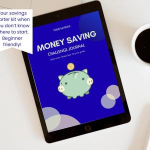 Könnte beinhalten: Ein schwarzes Tablet zeigt ein "Money Saving Challenge Journal" auf blauem Hintergrund. Das Journal zeigt ein Cartoon-Sparschwein und eine Goldmünze. Der Text auf dem Tablet lautet: "Ihr Spar-Starter-Kit, wenn Sie nicht wissen, wo Sie anfangen sollen. Anfängerfreundlich!"