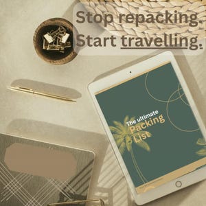 Könnte beinhalten: Ein weißes Tablet zeigt eine Packliste mit einem Palmenmuster. Ein goldener Stift, eine Holzschale mit Büroklammern und ein Notizbuch liegen auf einer hellen Oberfläche. Text: "Stop repacking. Start travelling."