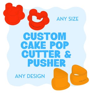 Może przedstawiać: Dwa zestawy wykrawaczek i wypychaczy do cake pops. Jeden zestaw jest jaskrawoczerwony o zaokrąglonym, wielopłatowym kształcie, a drugi jest pomarańczowy o trójkątnym kształcie. Tekst głosi: ANY SIZE, CUSTOM CAKE POP CUTTER & PUSHER, ANY DESIGN.