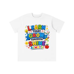 Może przedstawiać: Biała koszulka z krótkim rękawem z kolorową grafiką i napisem LEARN TODAY, GROW TOMORROW, SHINE ALWAYS. Wzór zawiera ilustracje żółtej żarówki, otwartej książki, ołówka, uśmiechniętej gwiazdki oraz czerwonego jabłka.